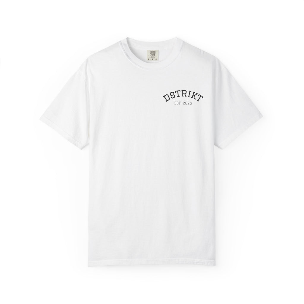 Camiseta Dstrikt Arch Logo T‑Shirt — Minimal Vintage White Tee