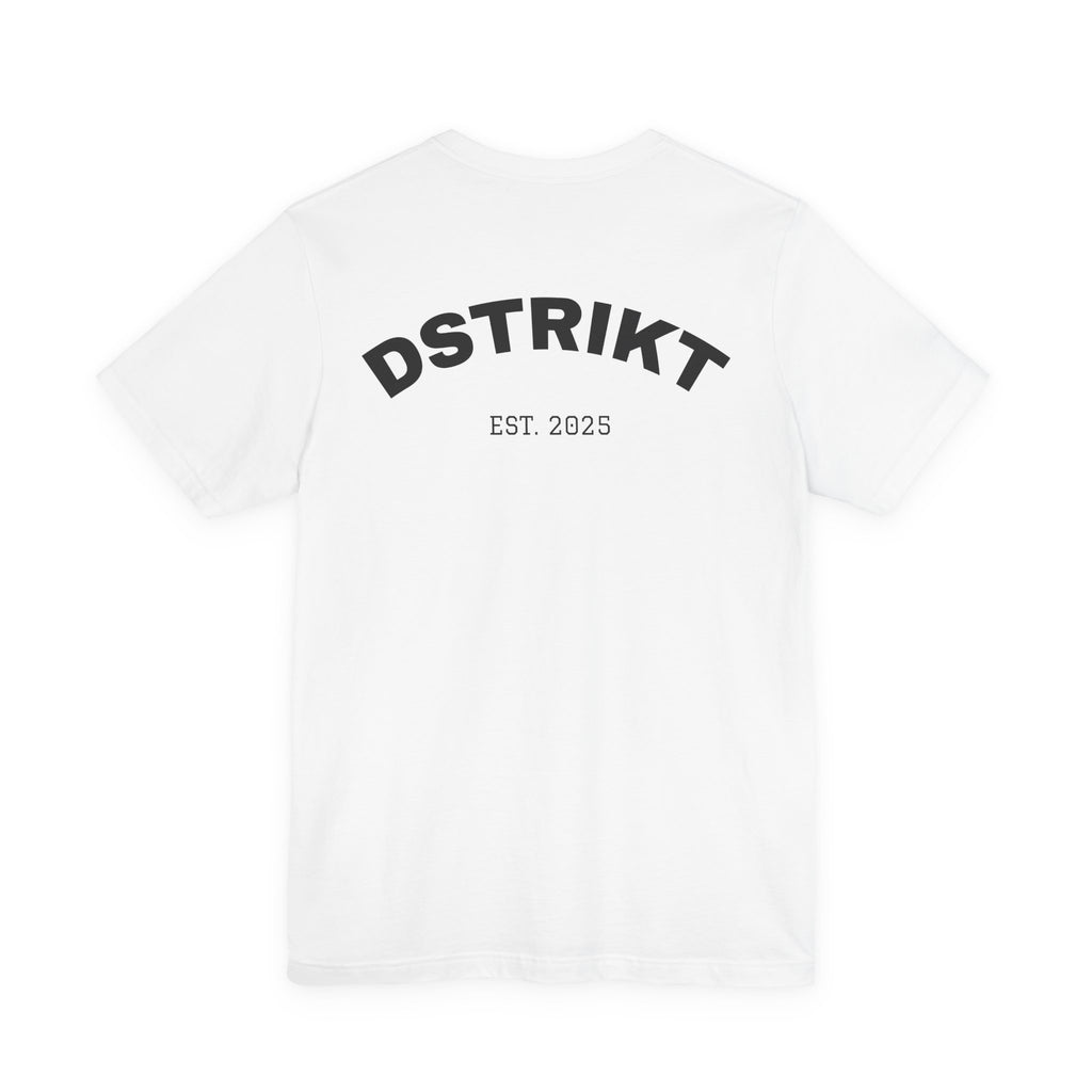 Camiseta Dstrikt basica— Minimal Graphic Short Sleeve T-Shirt (Est. 2025)